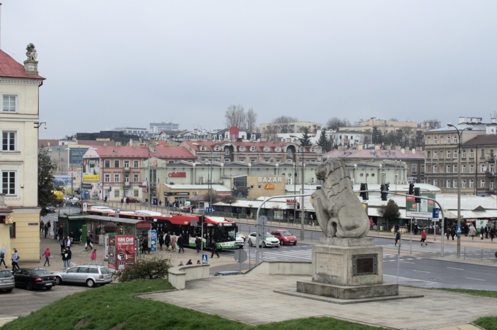 Памятник в виде льва на фоне базара