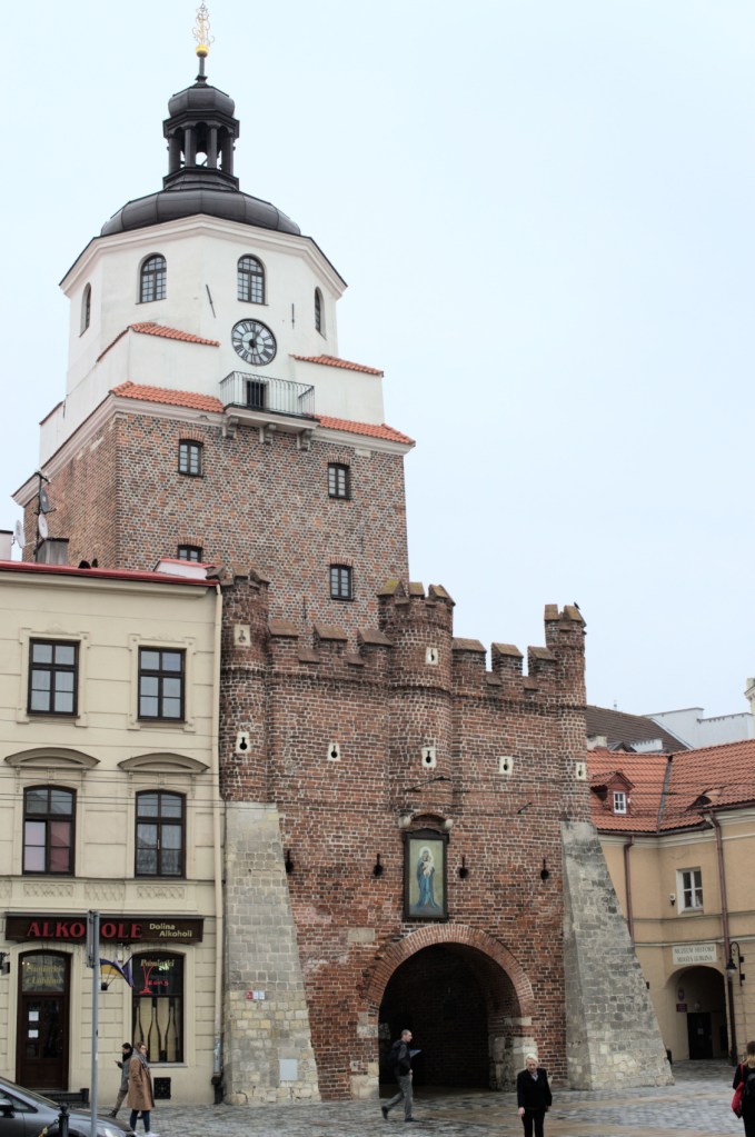 Кирпичная средневековая башня в пасмурную погоду