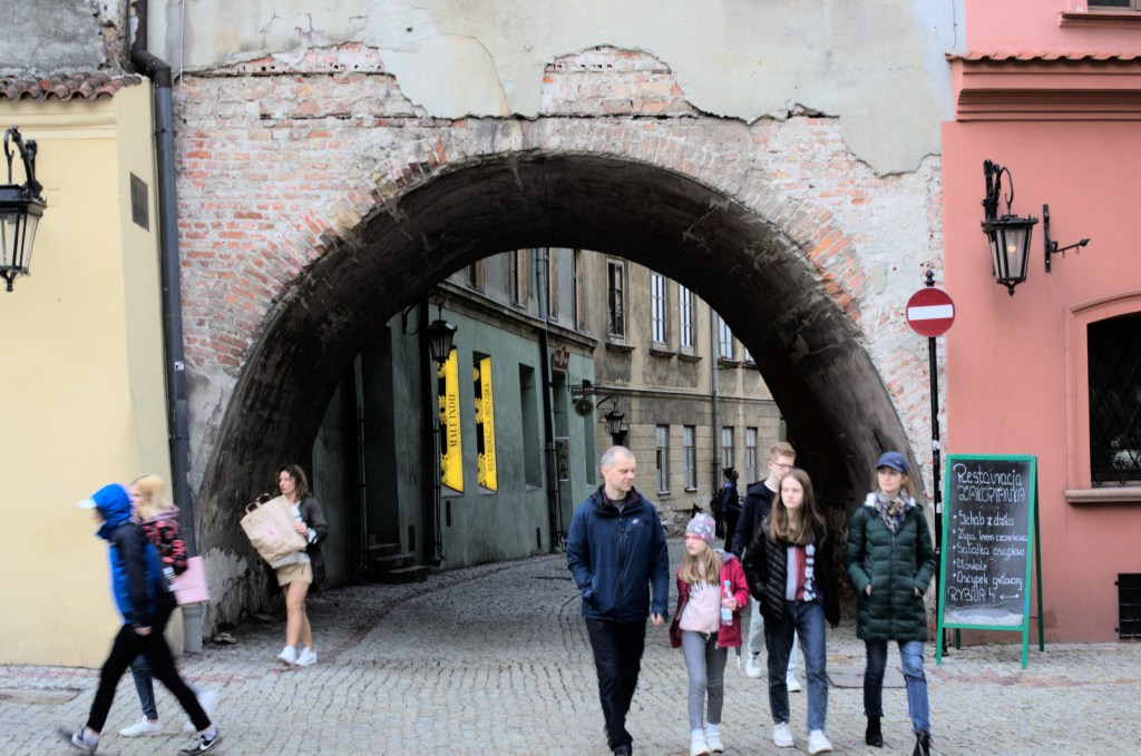 Люди выходят из-под арки