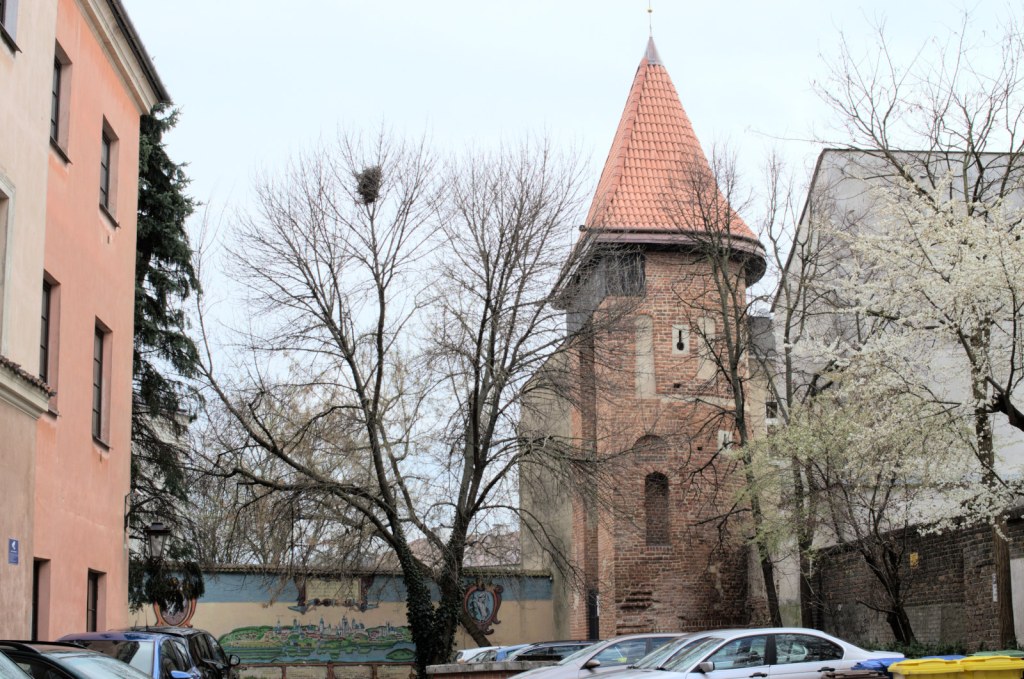 Средневековая башня в углу двора