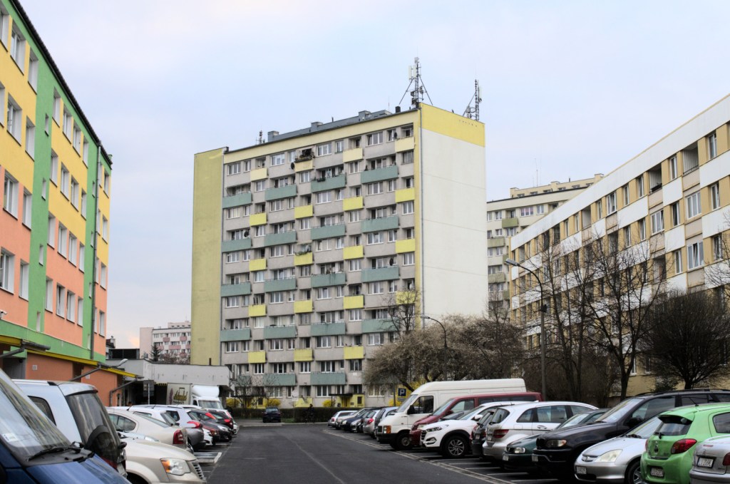 Одиннадцатиэтажный жилой дом и парковка