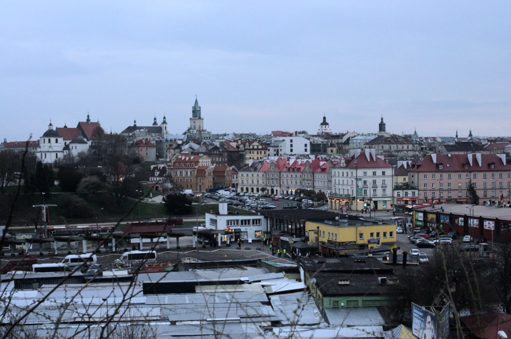 Вечерний вид на башни, автовокзал внизу