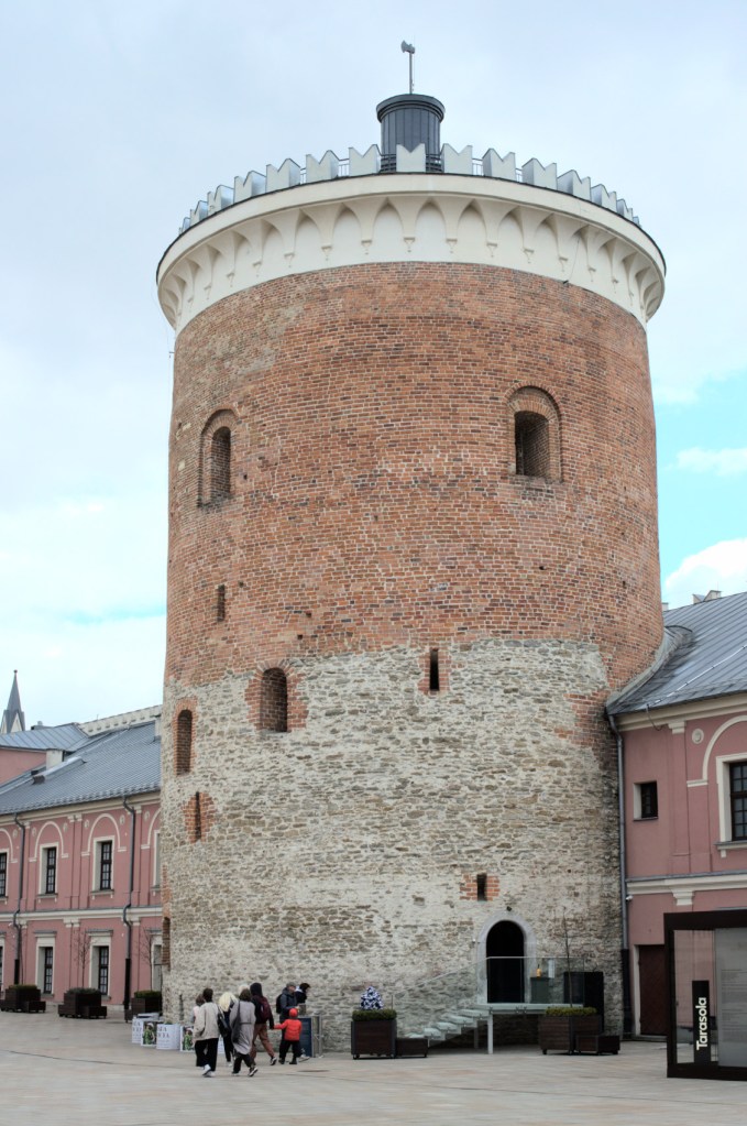 Круглая массивная кирпичная башня