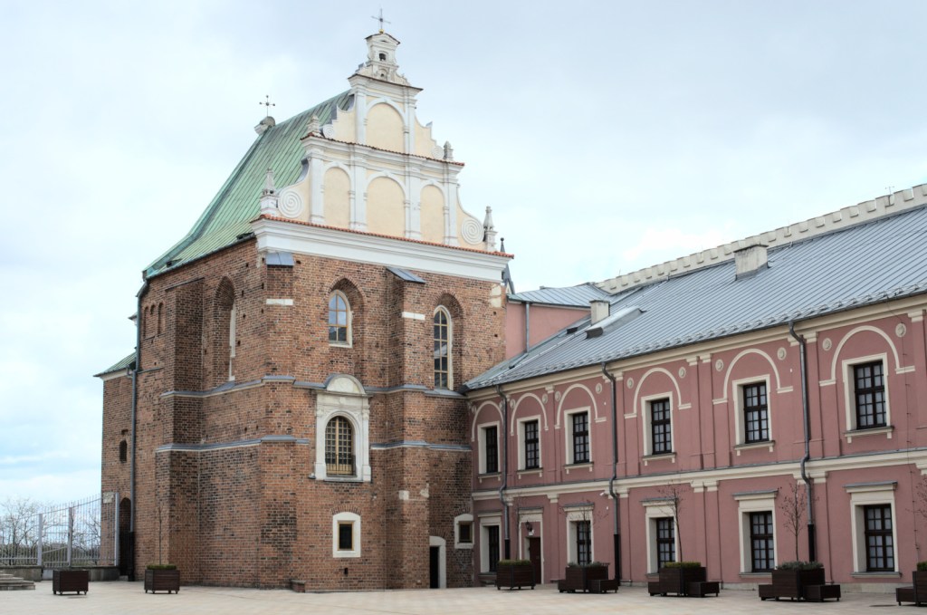 Кирпичное здание готического стиля