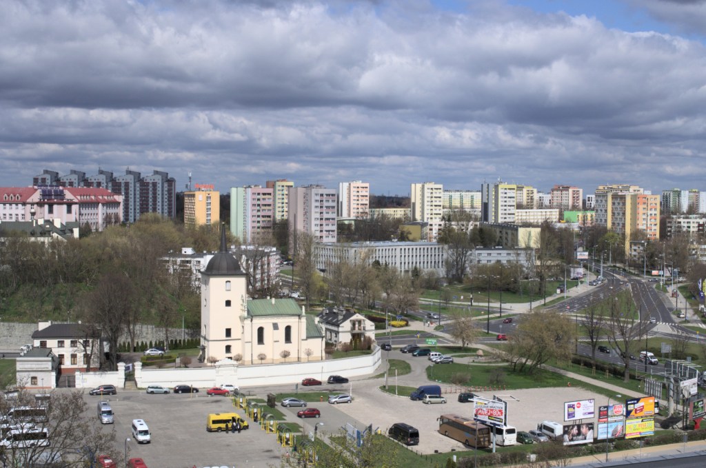 Православная церковь вдали жилые массивы