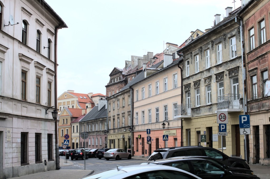 Улица поворачивает влево