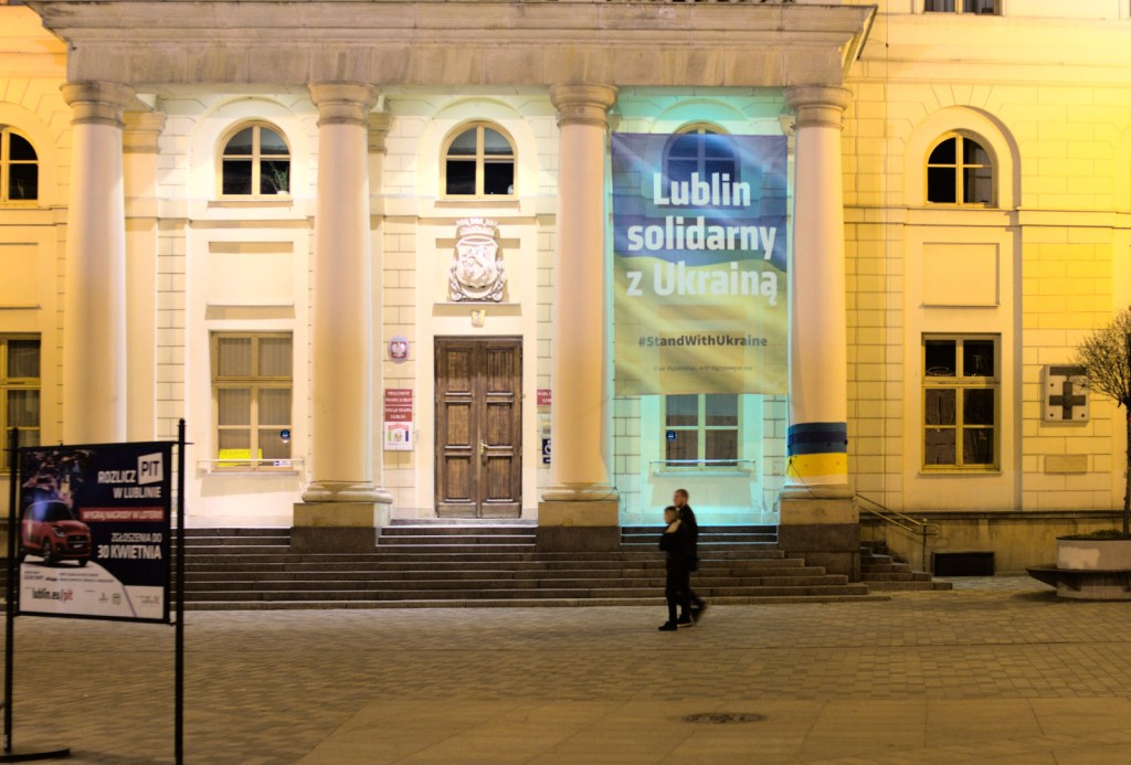 На портике здания мэрии — транспарант в поддержку Украины