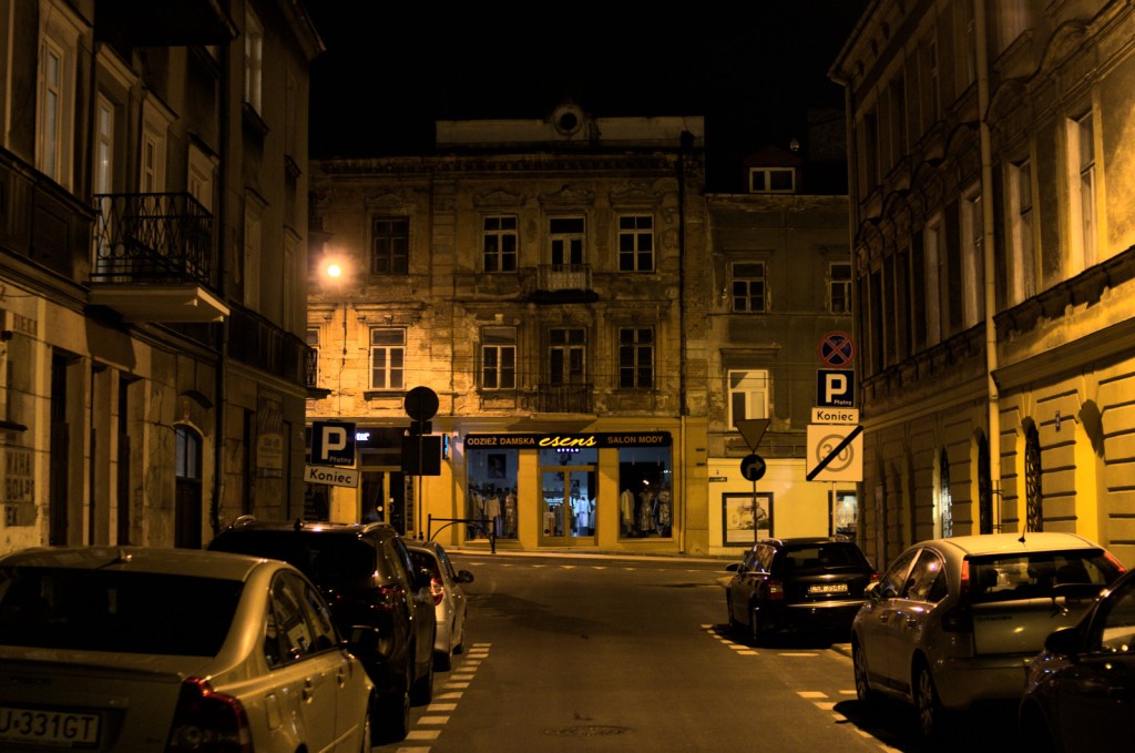 Т-образный перекрёсток в свете фонарей