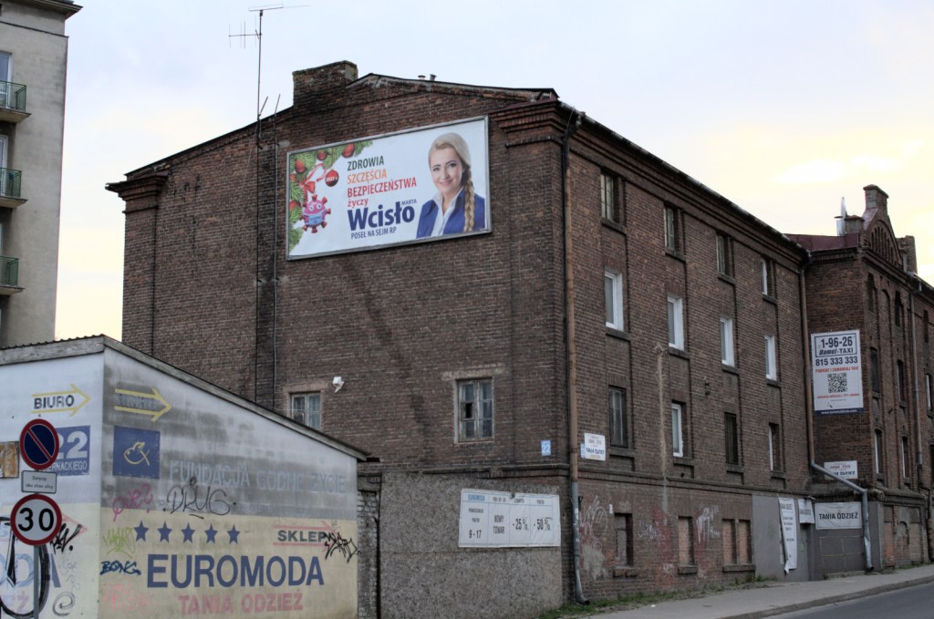 Кирпичный дом с пристройками и рекламой