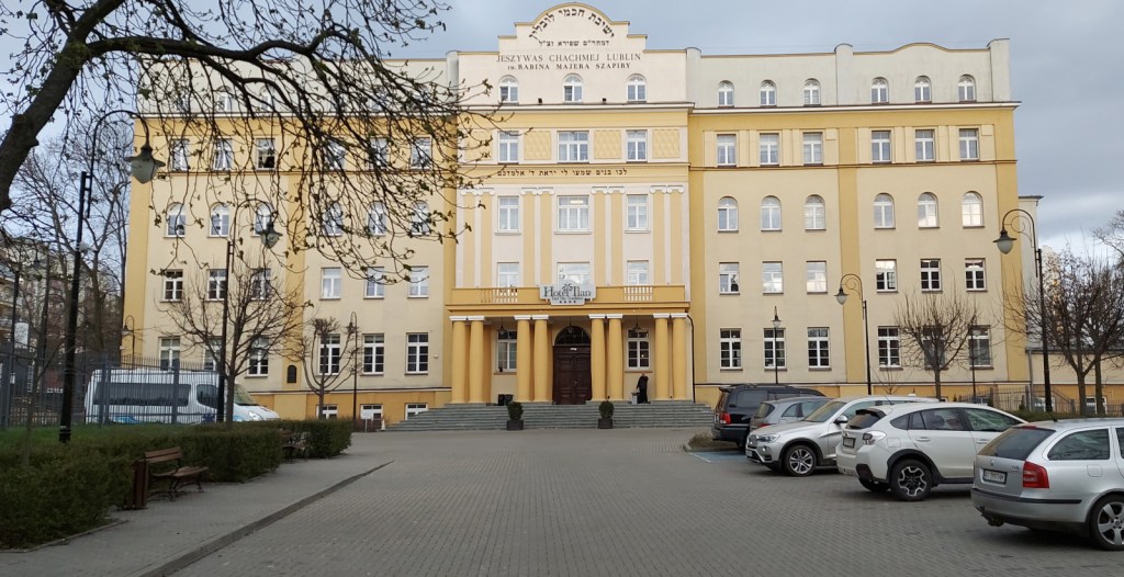 Пятиэтажное здание жёлтого цвета