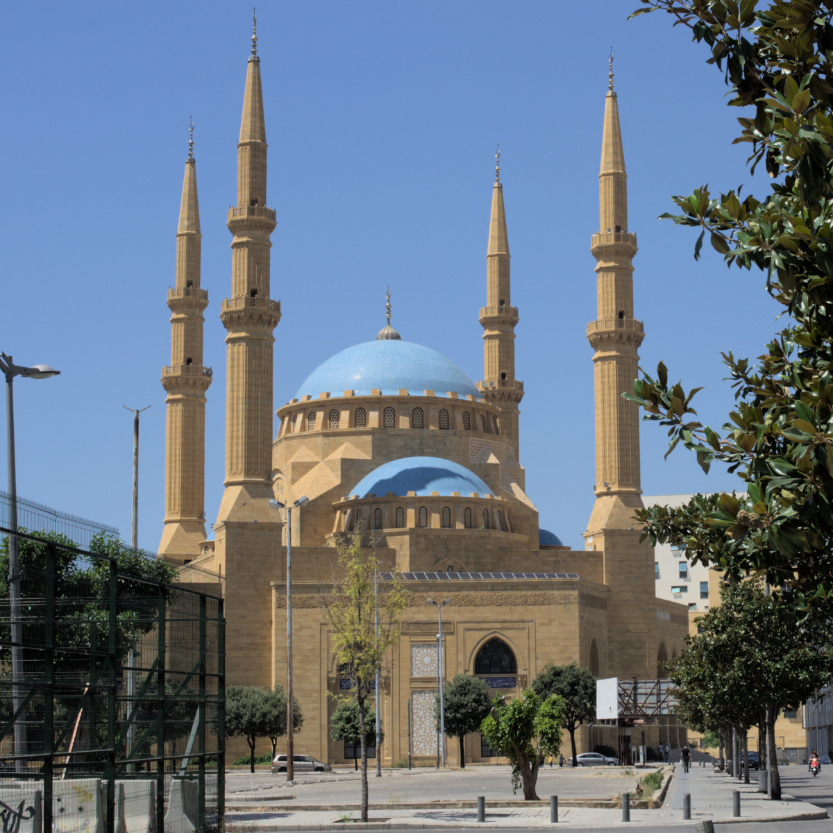 Мечеть османского стиля с голубым куполом и четырьмя минаретами