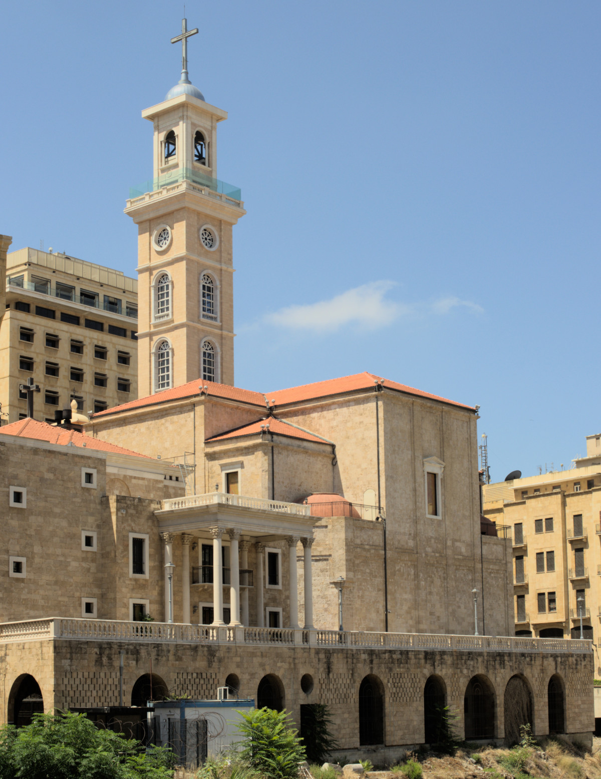 Собор западноевропейского стиля, на башне большой крест