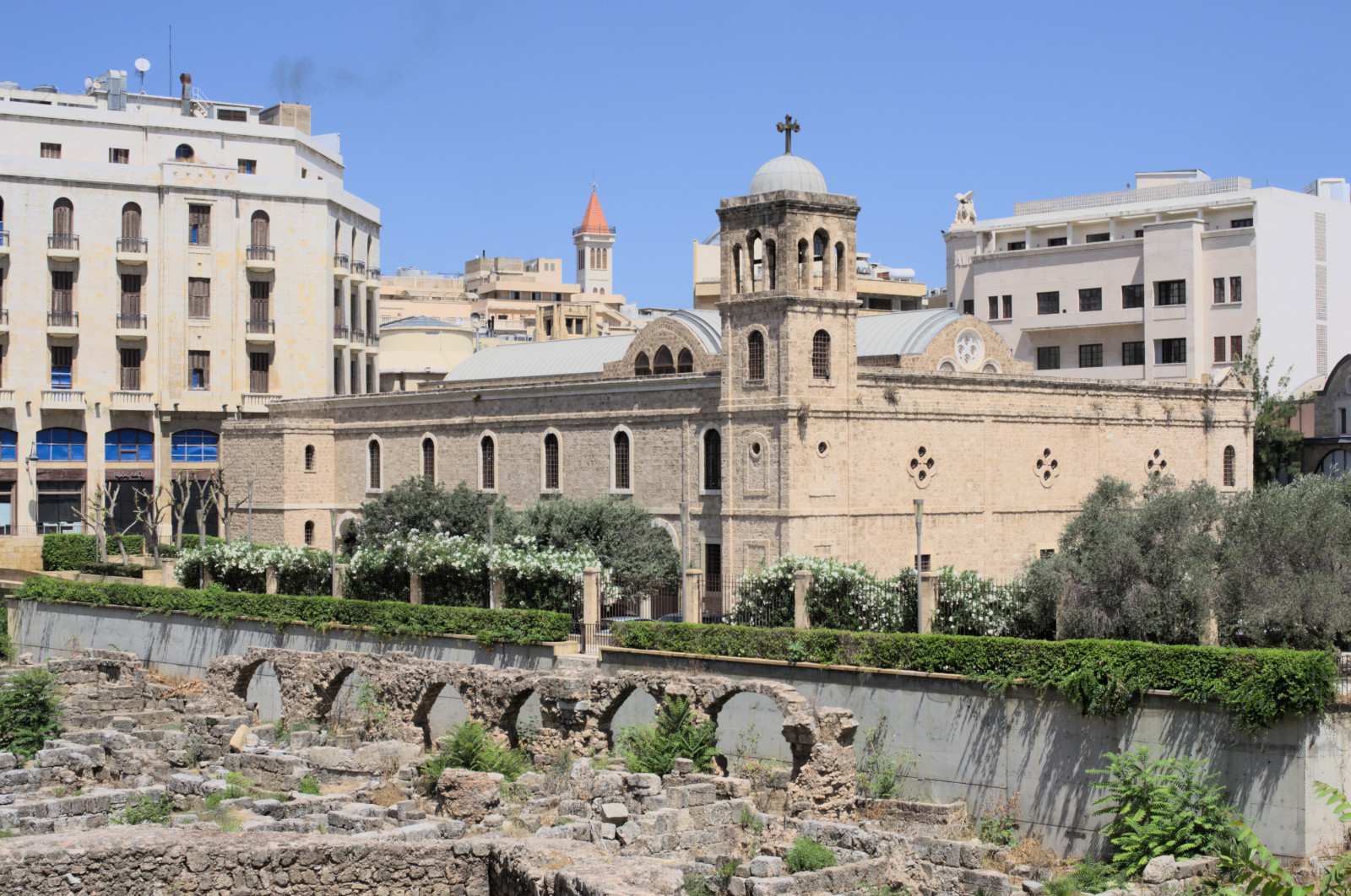 Собор, перед ним участок с античными руинами