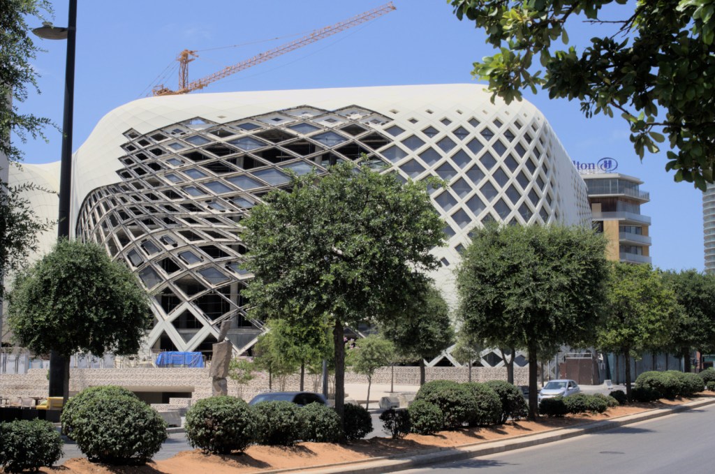 Здание футуристических форм в ходе реконструкции