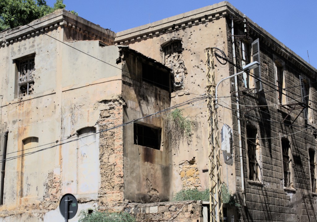 Фрагмент здания со следами от обстрелов