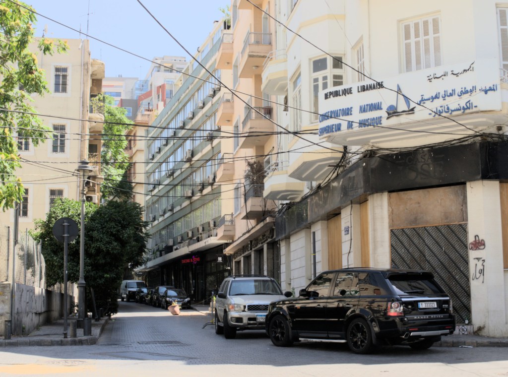 Улица уходит вдаль, рядом вход в консерваторию