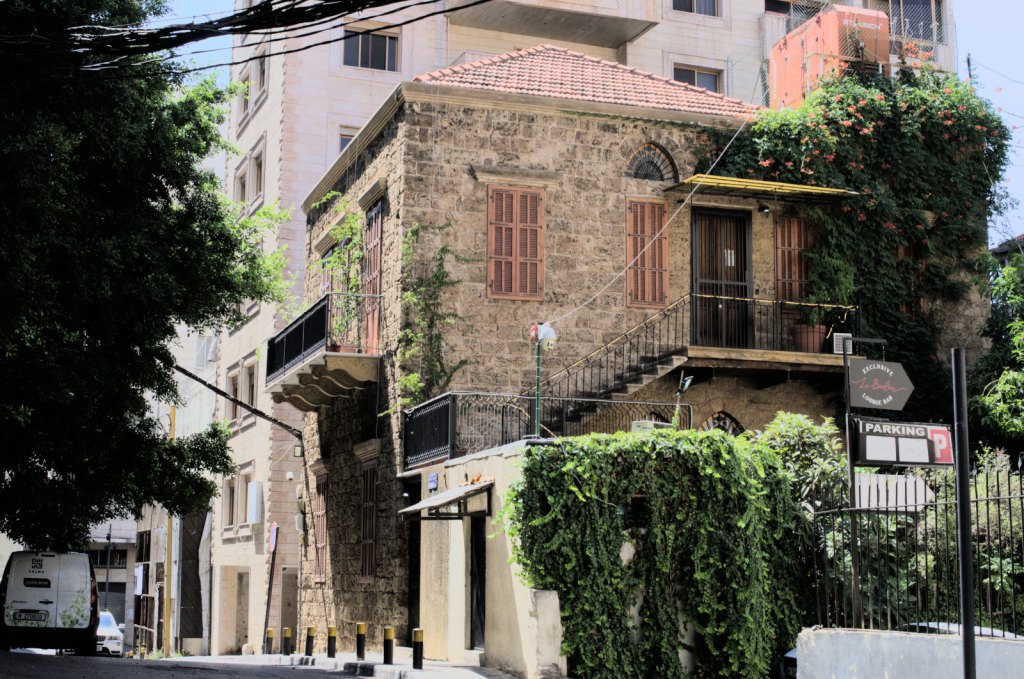 Особняк среди более современной застройки