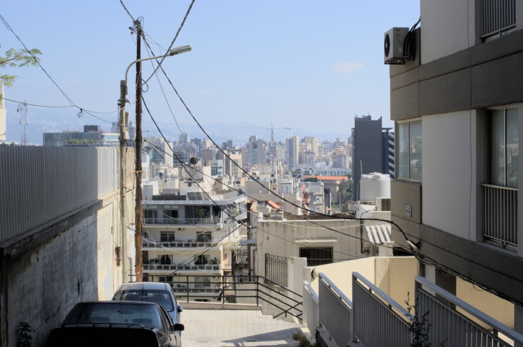 Вид на многоэтажную застройку и очертания гор вдалеке