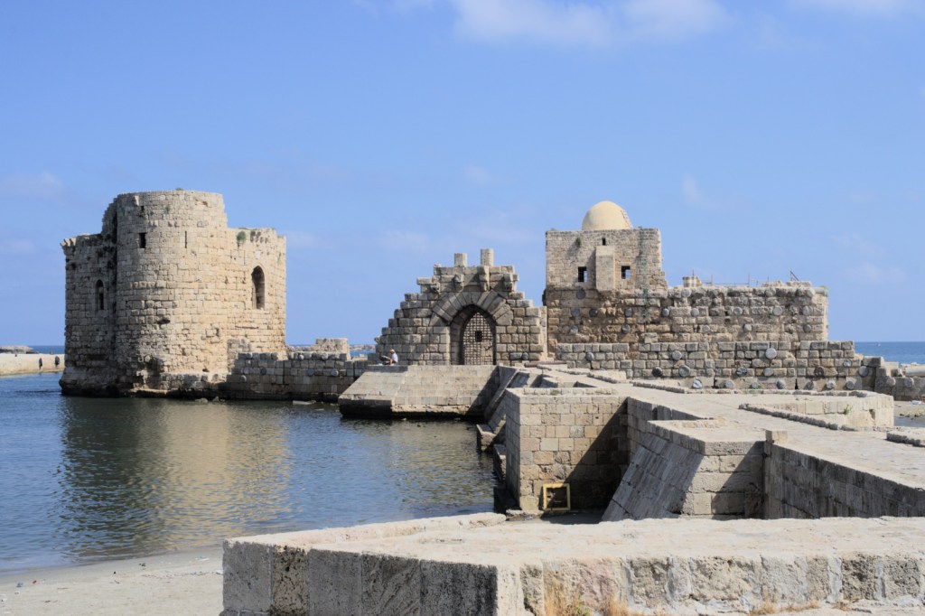 Крепость посреди моря, к ней ведёт каменный мост