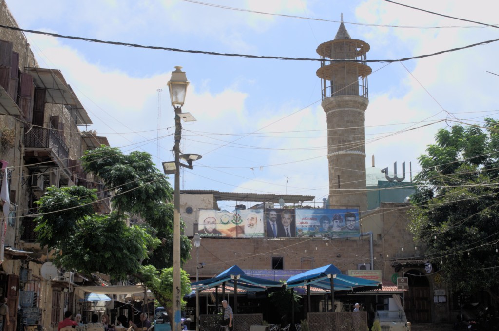 Мечеть с минаретом, портреты палестинских и ливанских лидеров