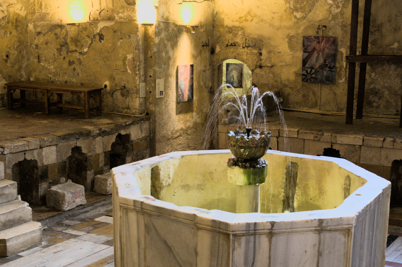 Фонтан посреди зала хаммама