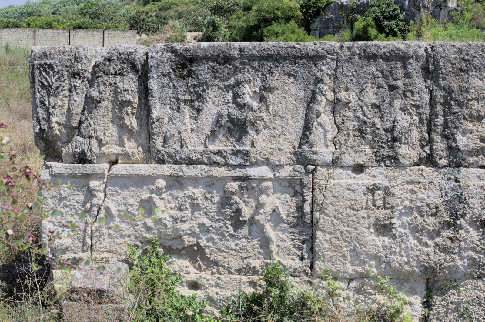 Барельефы на сером камне