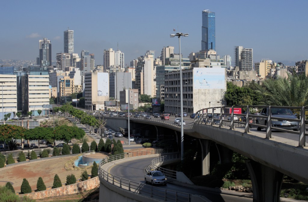 Автомобильная развязка, вид на районы высотных зданий