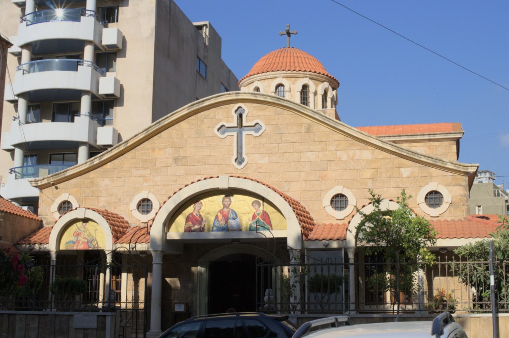 Небольшая церковь с широким фасадом, увенчанная куполом