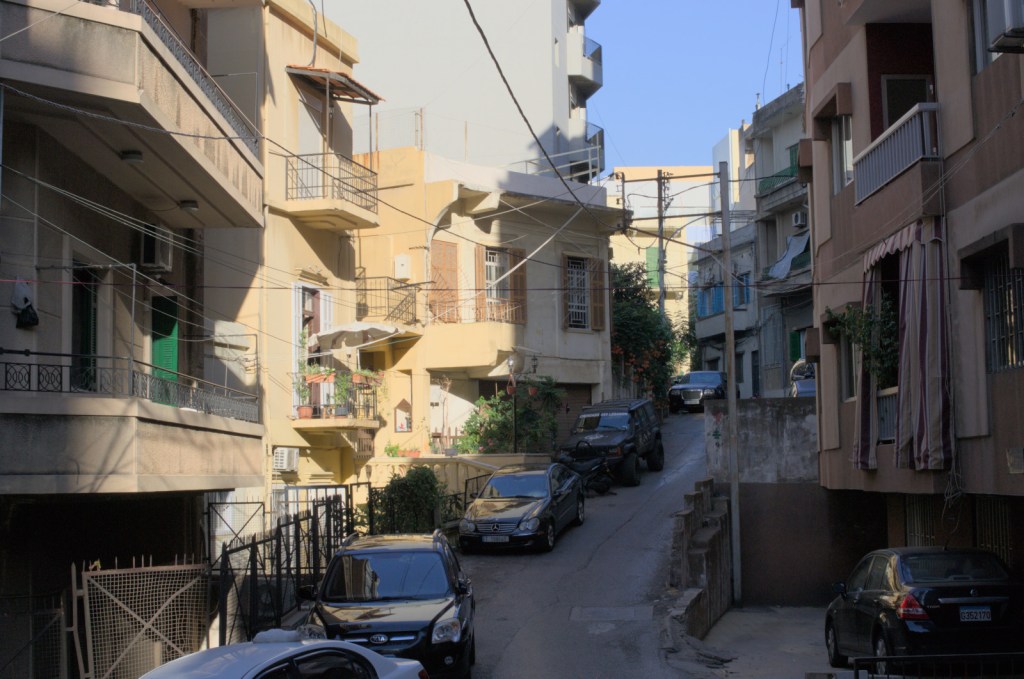 Тенистая улица спускается между небольших домов