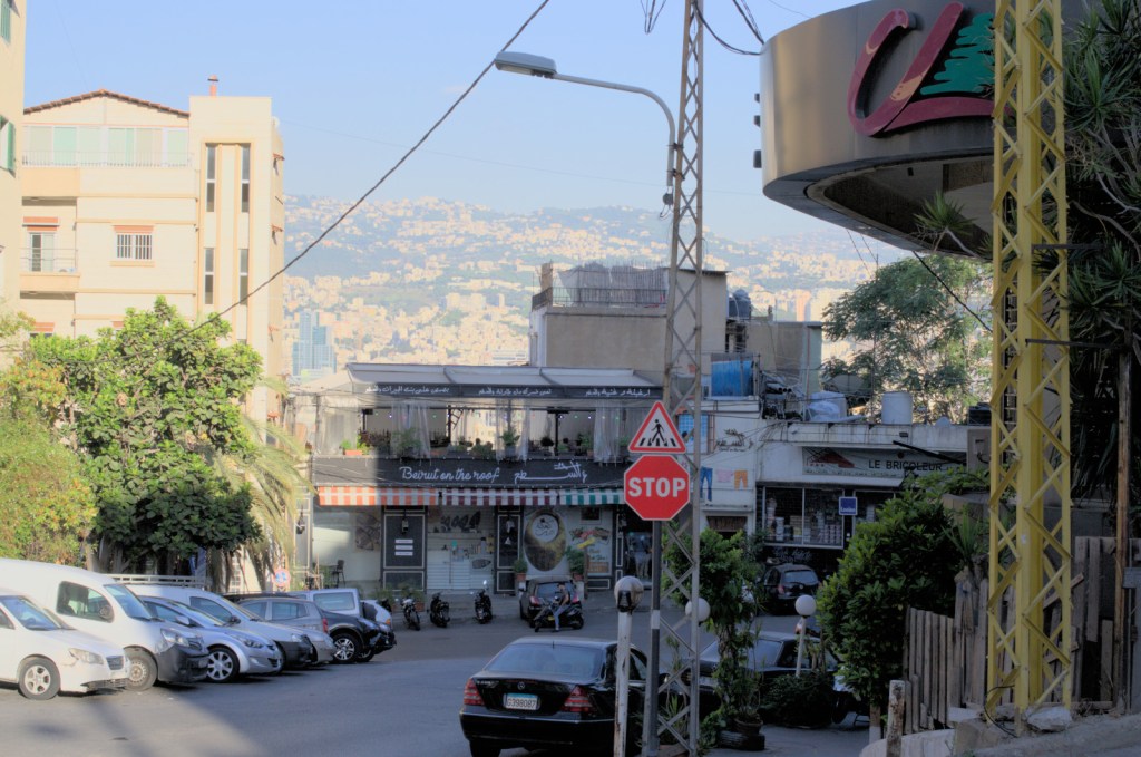 Ресторан на окраине, вид на возвышенность за городом