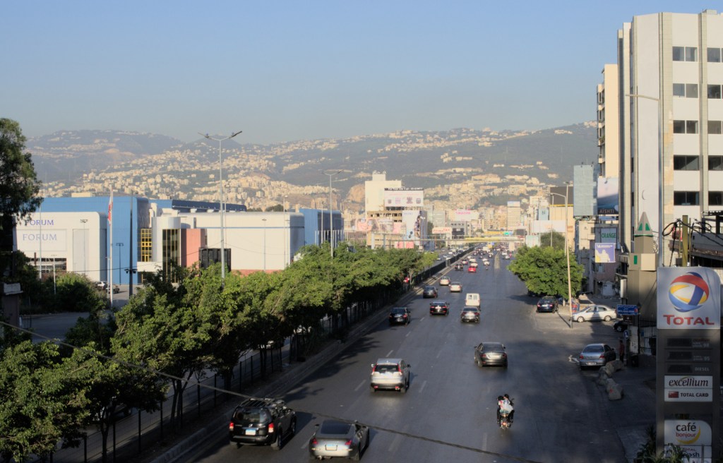 Поток автомобилей, покидающих Бейрут