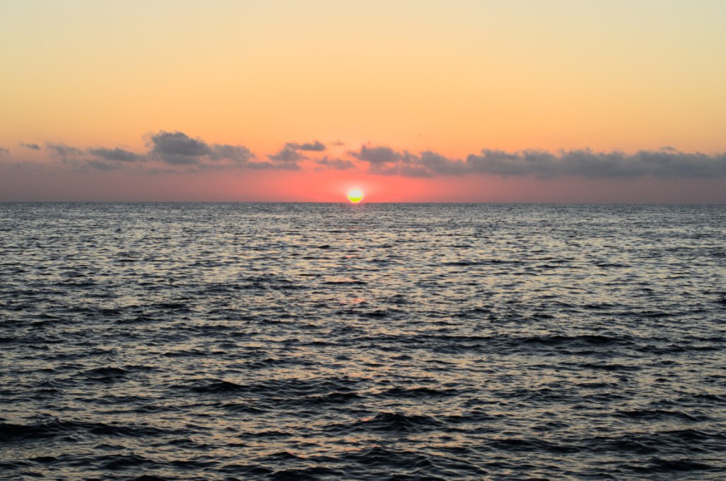 Солнце вот-вот скроется за морским горизонтом