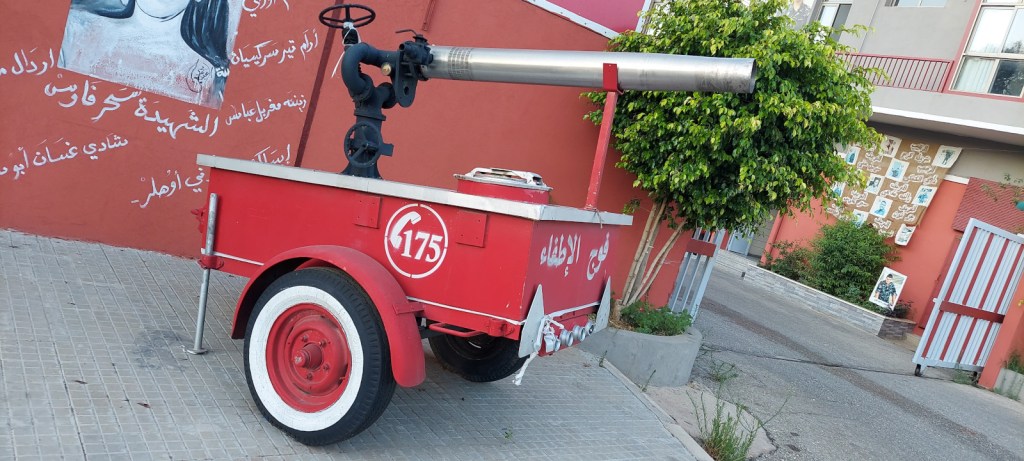 Прицеп с огнетушителем у ворот пожарной части