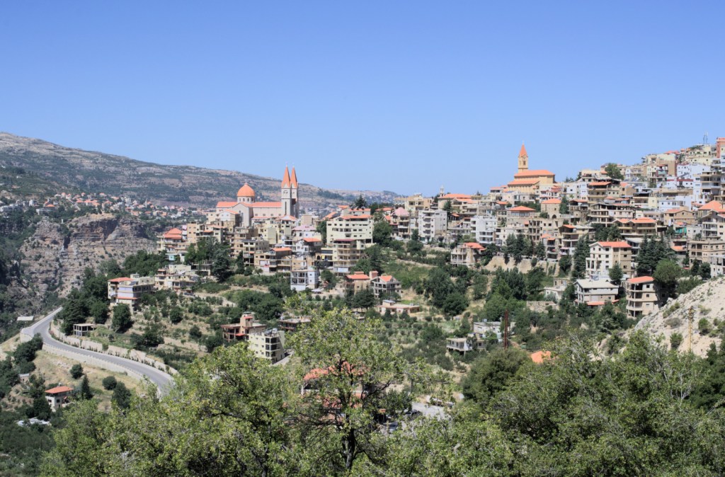 Город на склоне, видны две церкви