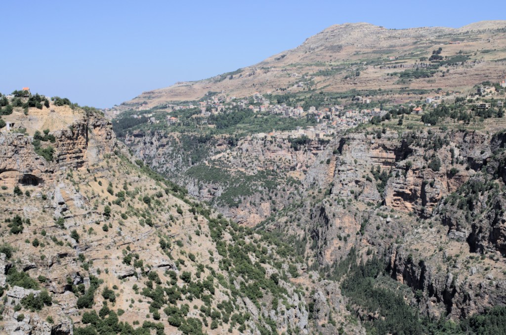 Скалистая долина-ущелье