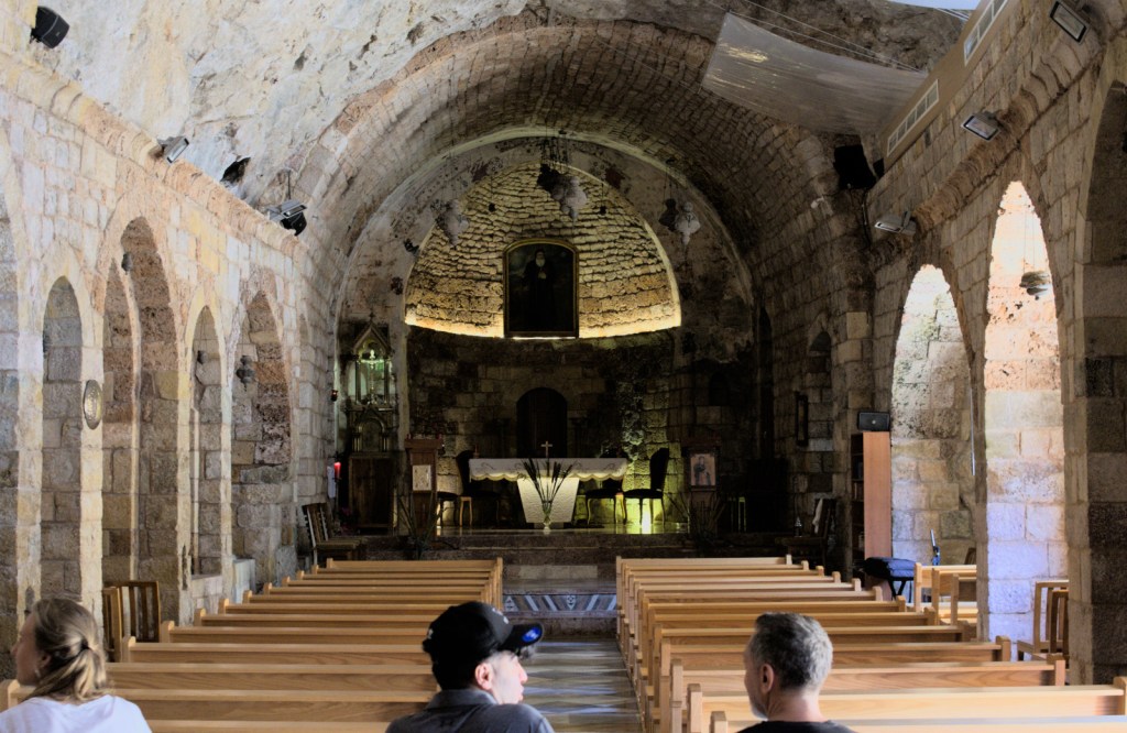 Внутри церкви, частично выдолбленной в скале