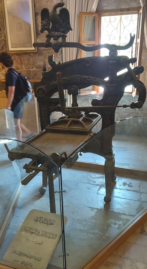 Старинный печатный станок в музее