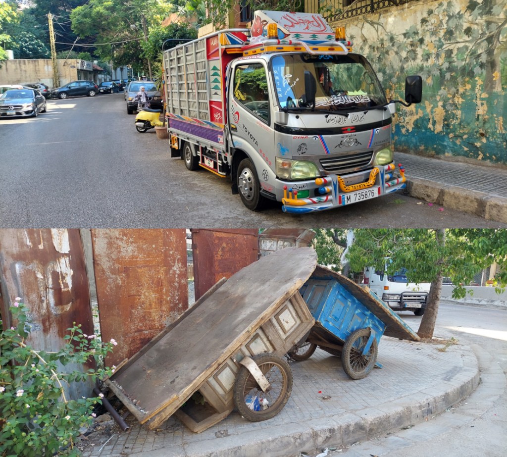 Ярко расписанный маленький грузовик и две телеги для торговли