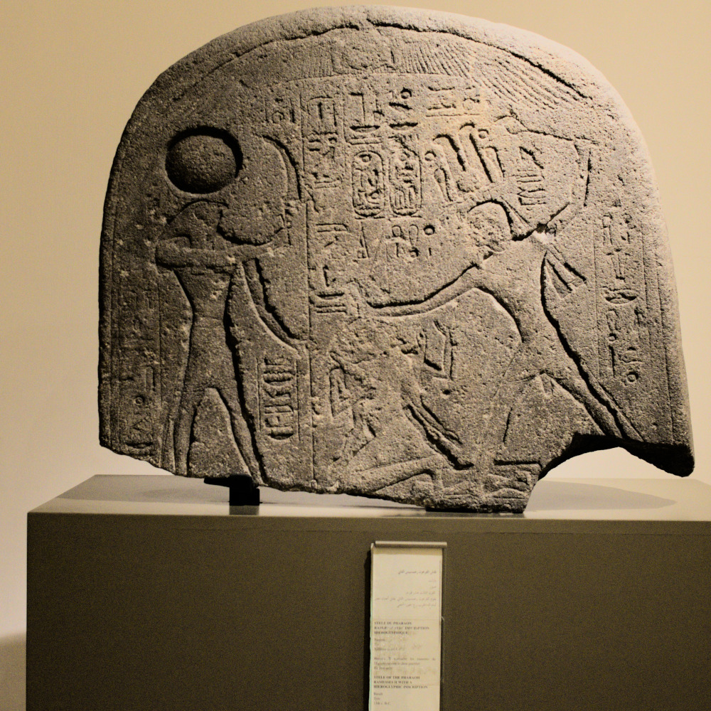 Каменная стела с египетскими иероглифами и изображениями богов