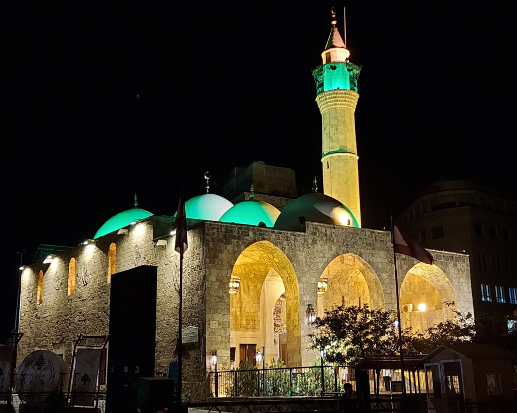 Мечеть в вечерней подсветке