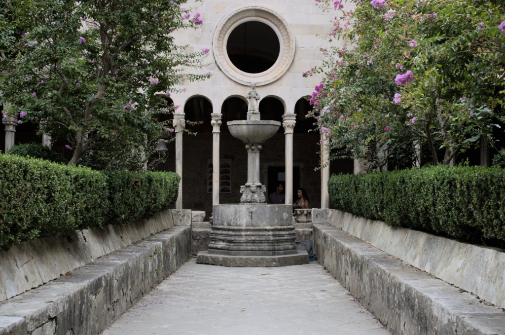 Сад, фонтан и статуя