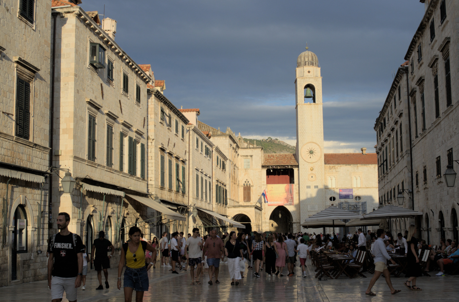 Улица, освещённая вечерним солнцем
