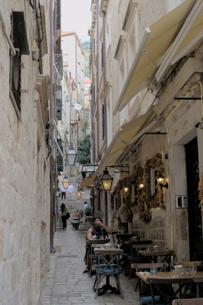 Переулок со ступеньками и террасами ресторанов