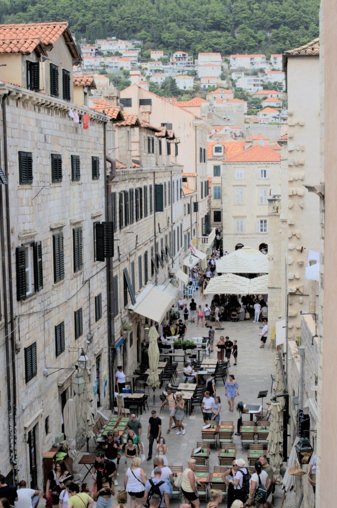 Фасады зданий, внизу на площади столы и прилавки