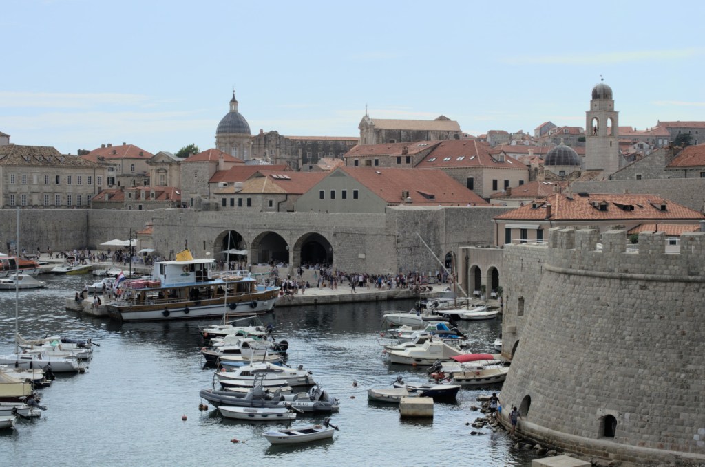 Катера и причал перед Старым Городом