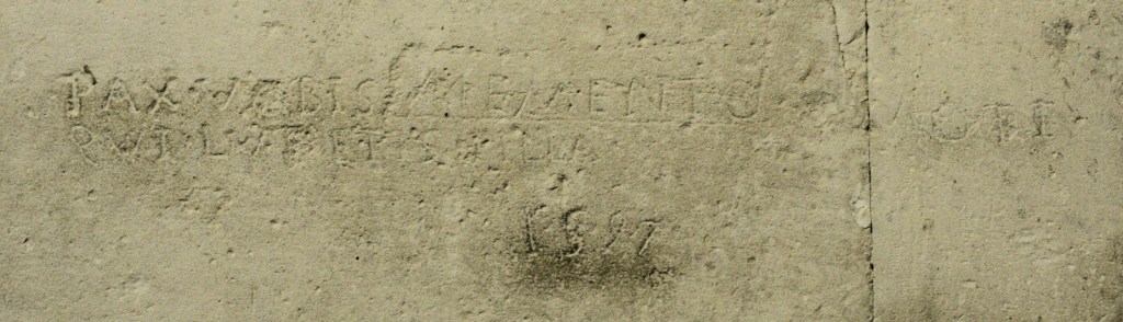 Граффити, выцарапанное в каменной стене