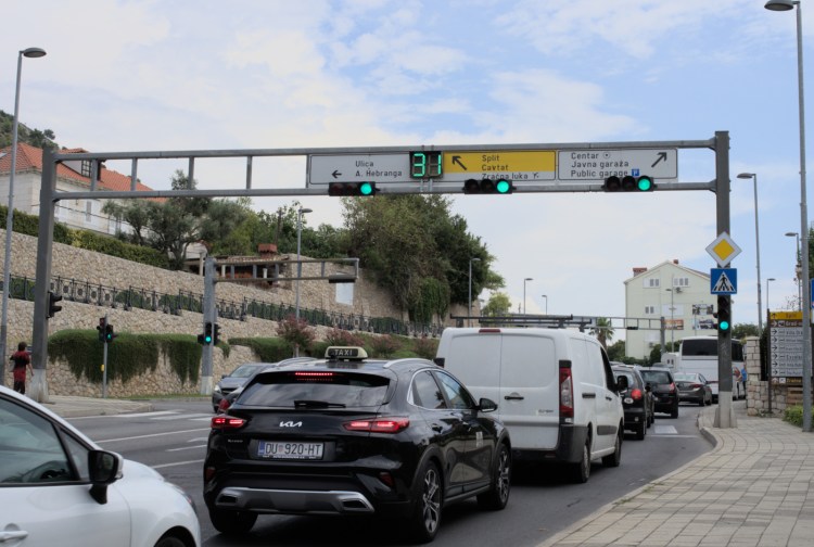 Оживлённая дорога с указателями