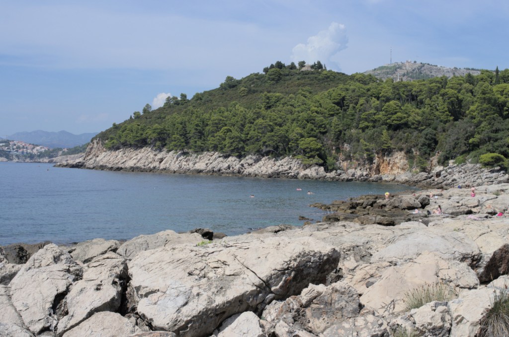 Скалы, люди на них, лес вдалеке