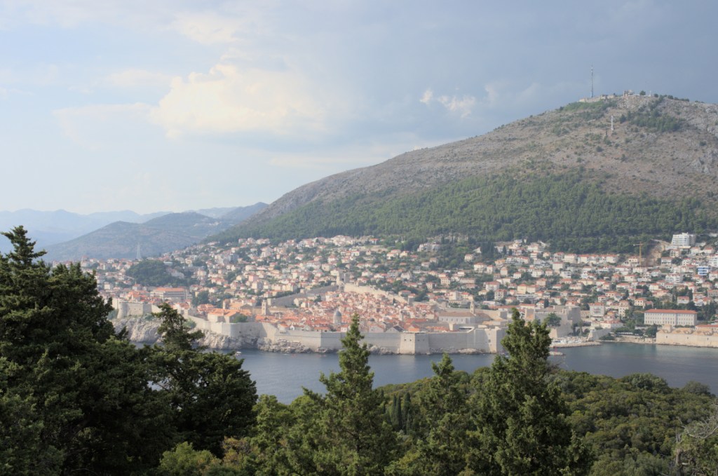 Старый Дубровник блестит камнем своих стен на солнце