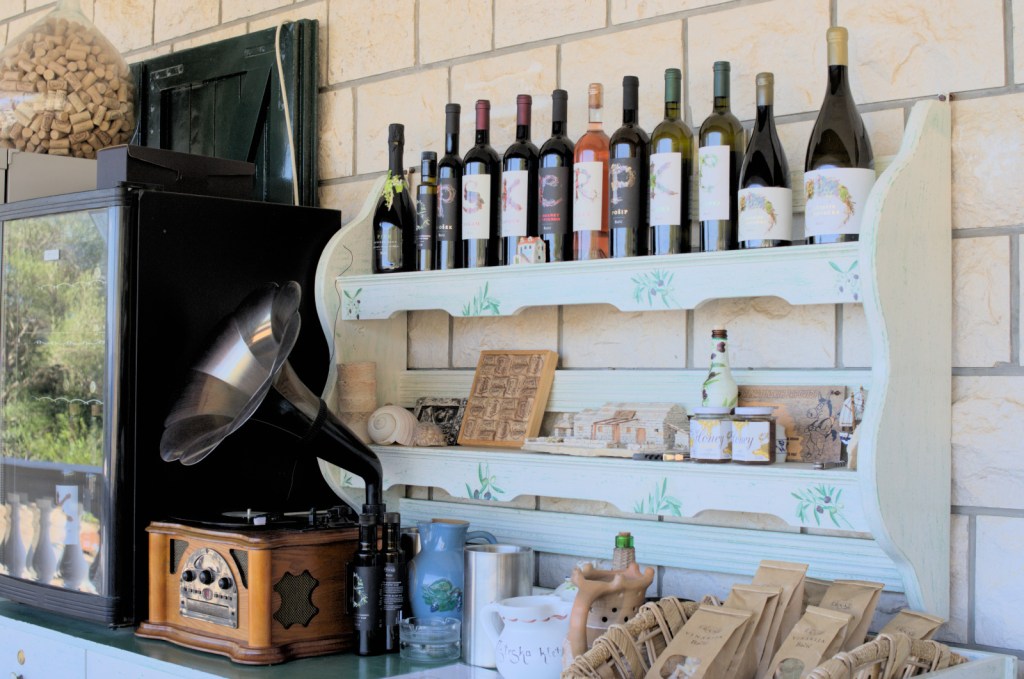 Вина и другие продукты на полке, патефон на столе